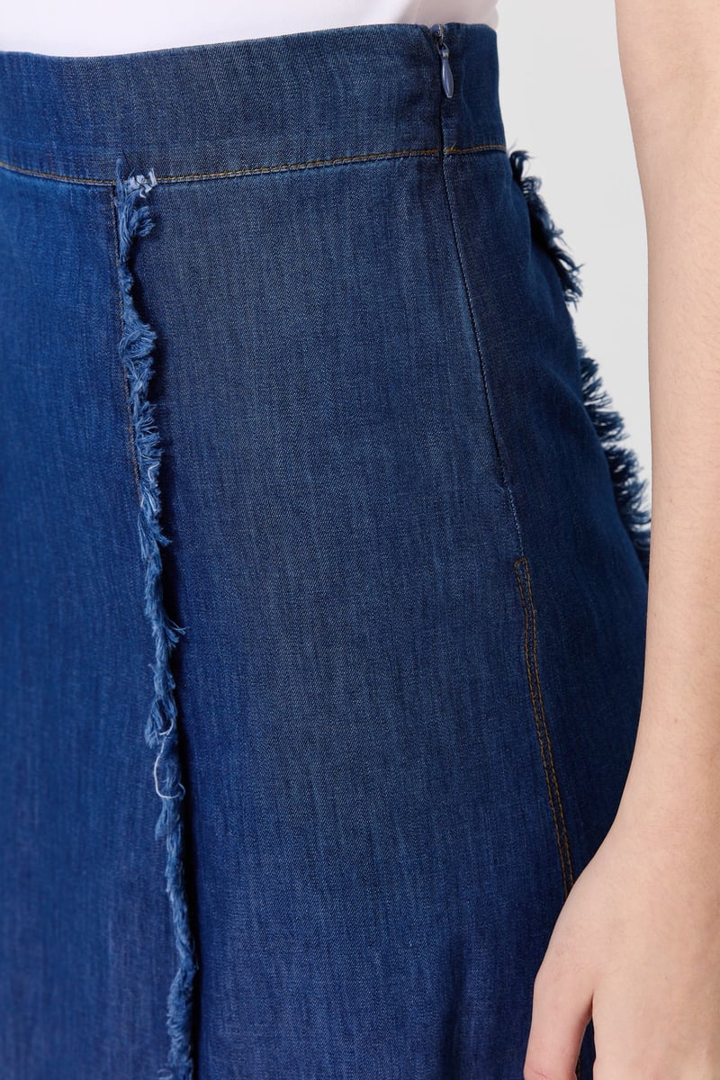 Jupe En Djean Légèrement Ouverte