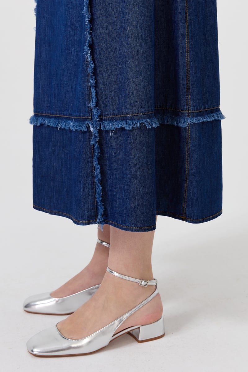 Jupe En Djean Légèrement Ouverte