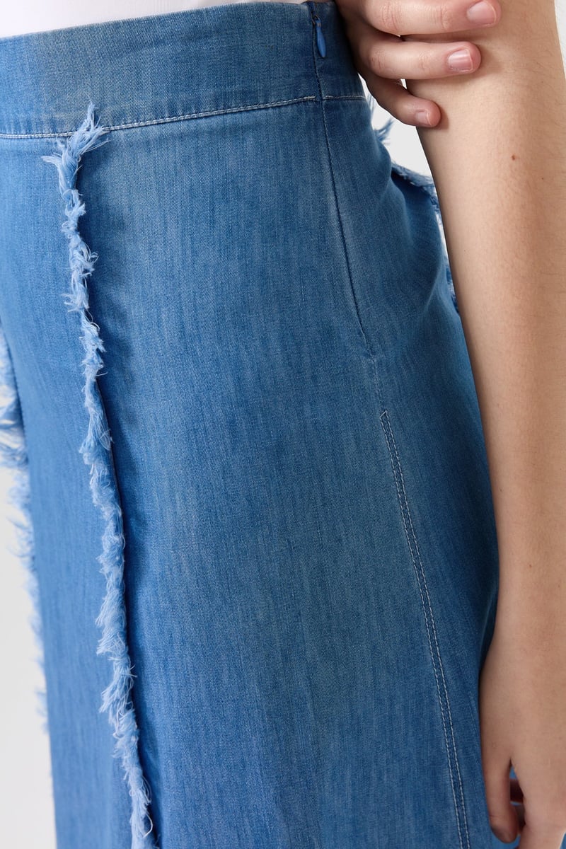 Jupe En Djean Légèrement Ouverte