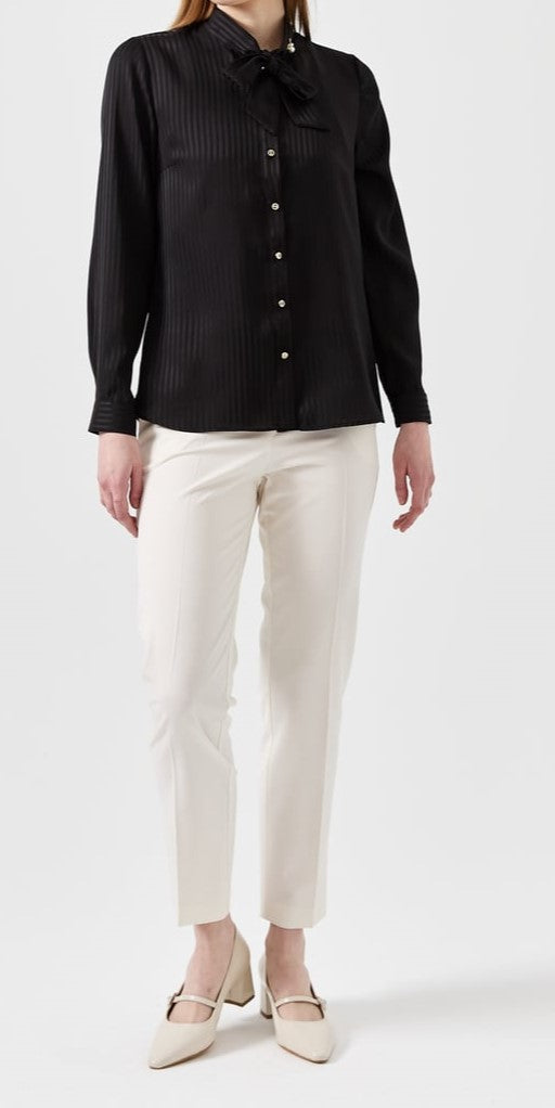 Chemise avec cravate et broche