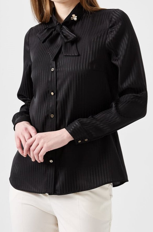 Chemise avec cravate et broche