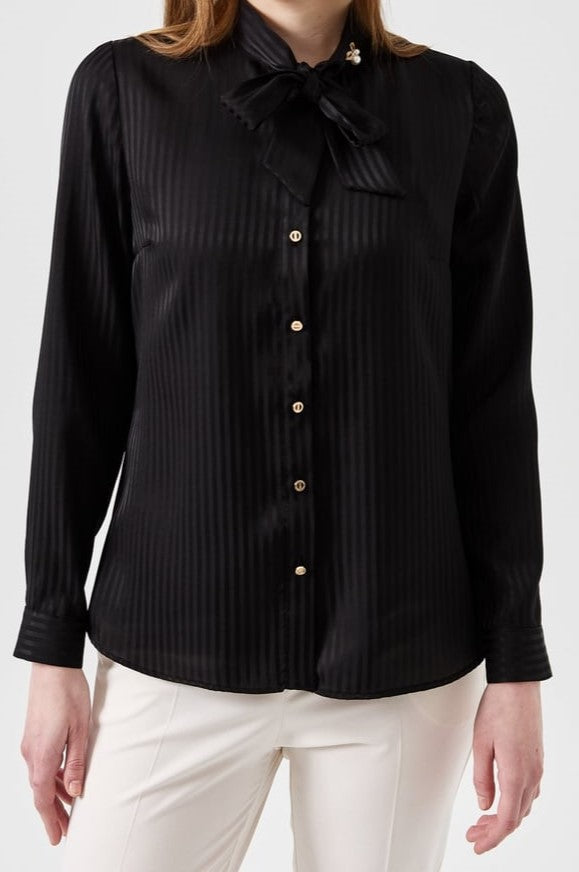 Chemise avec cravate et broche