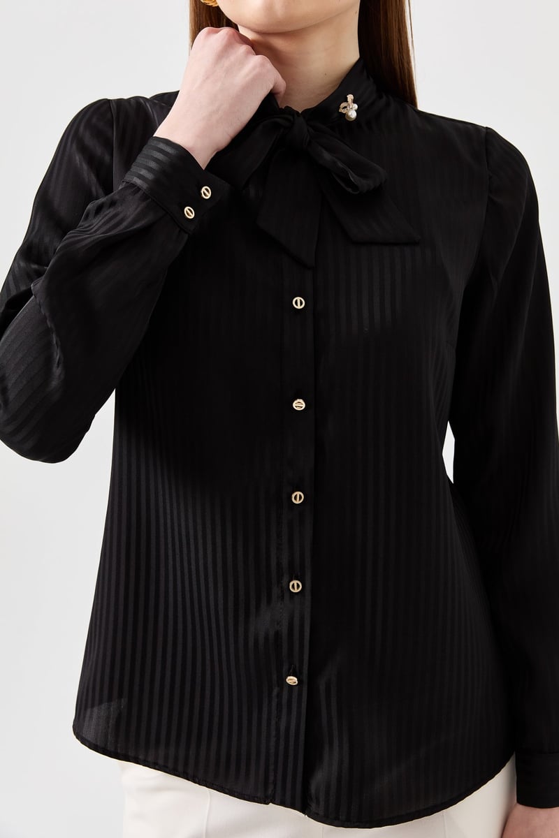 Chemise avec cravate et broche