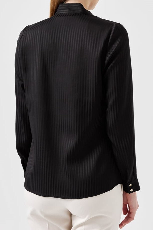 Chemise avec cravate et broche