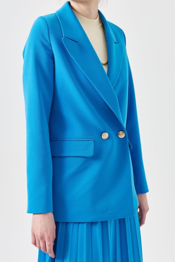 Blazer courte avec des boutons dorés