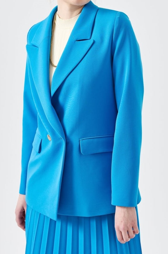 Blazer courte avec des boutons dorés