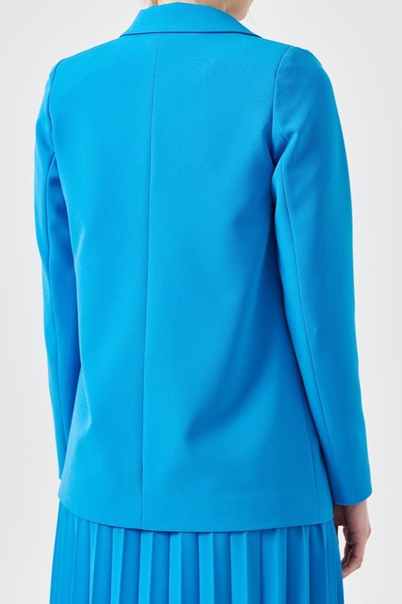 Blazer courte avec des boutons dorés