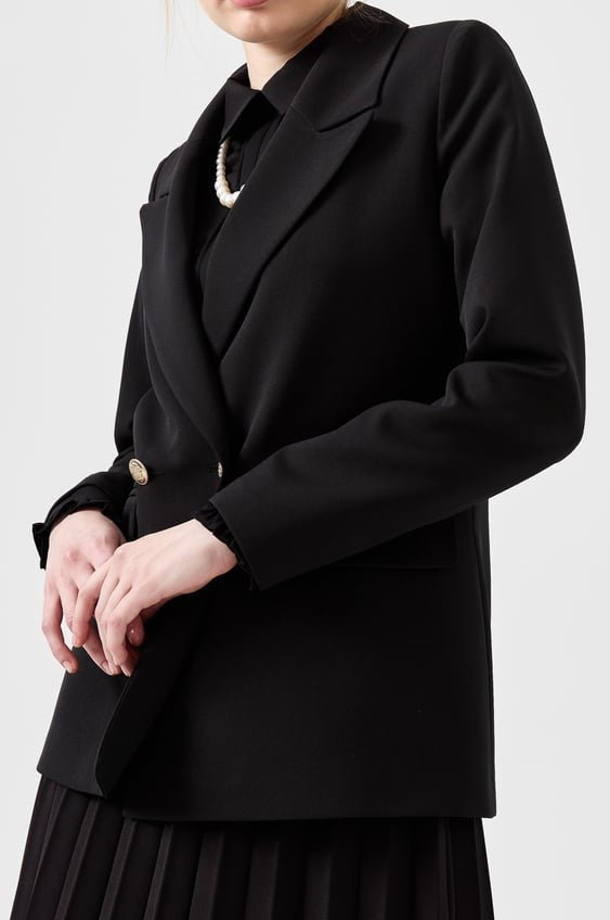 Blazer courte avec des boutons dorés