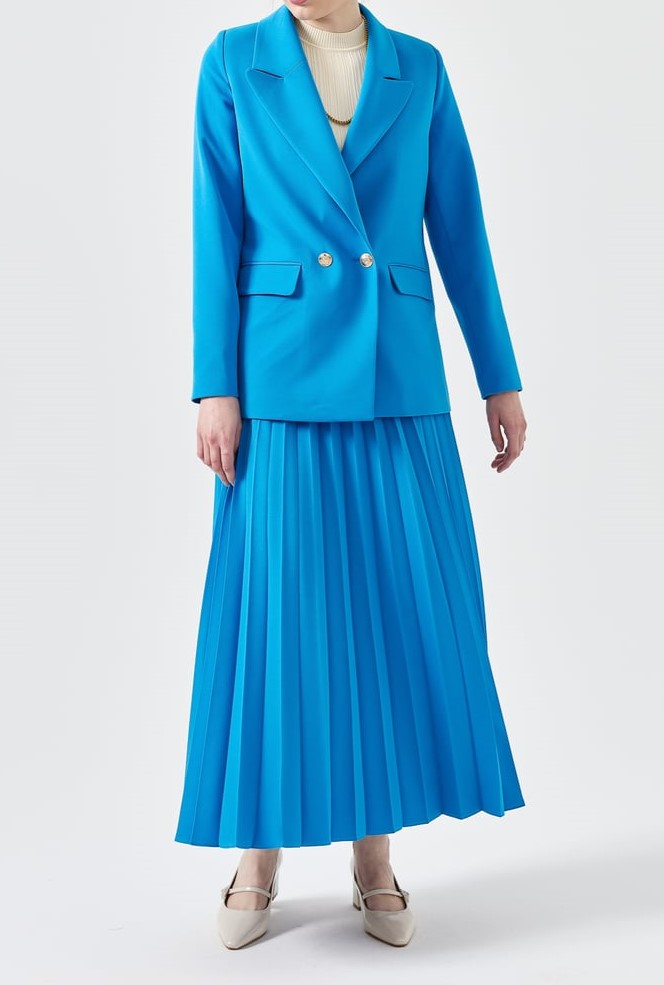 Blazer courte avec des boutons dorés