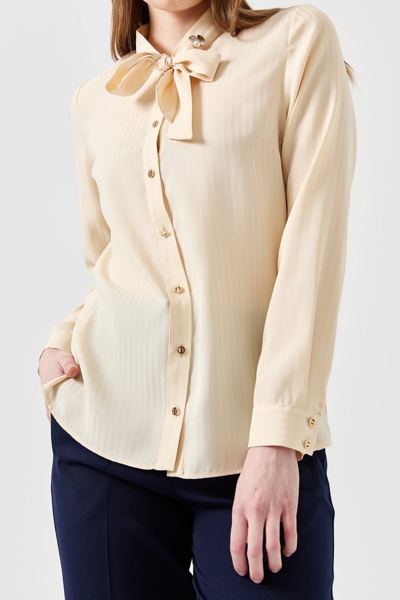 Chemise avec cravate et broche