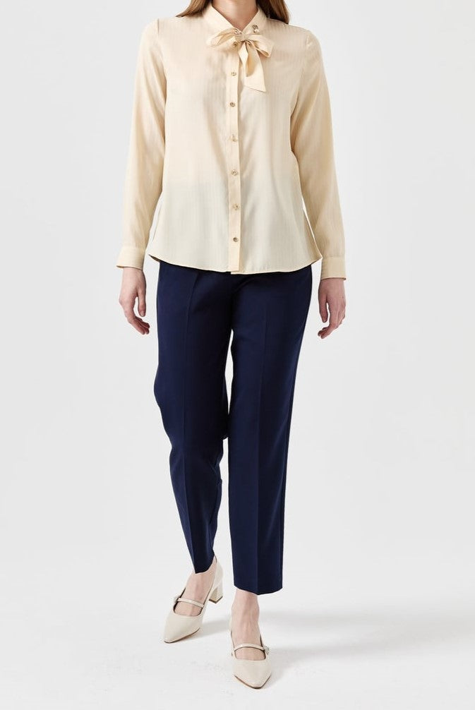 Chemise avec cravate et broche