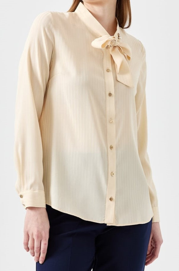 Chemise avec cravate et broche