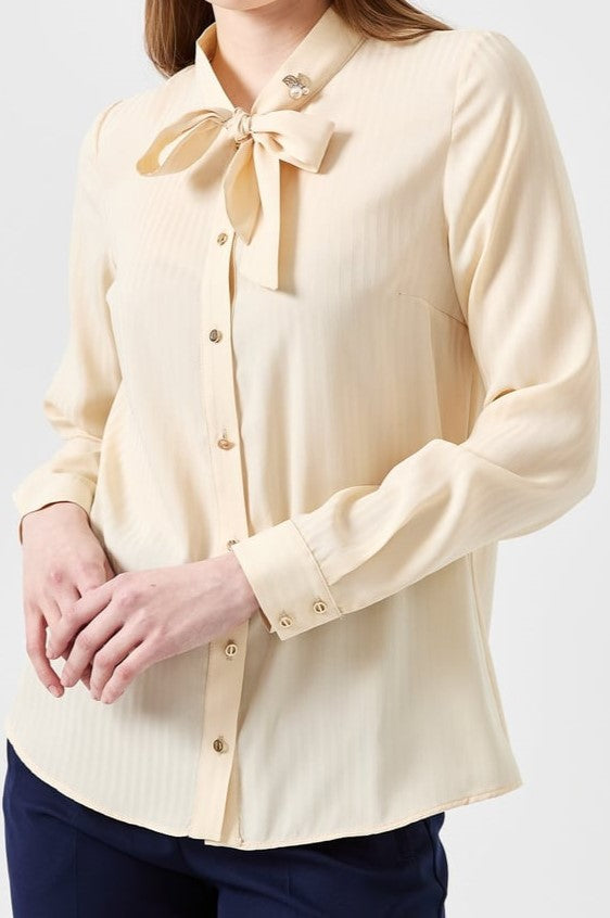 Chemise avec cravate et broche