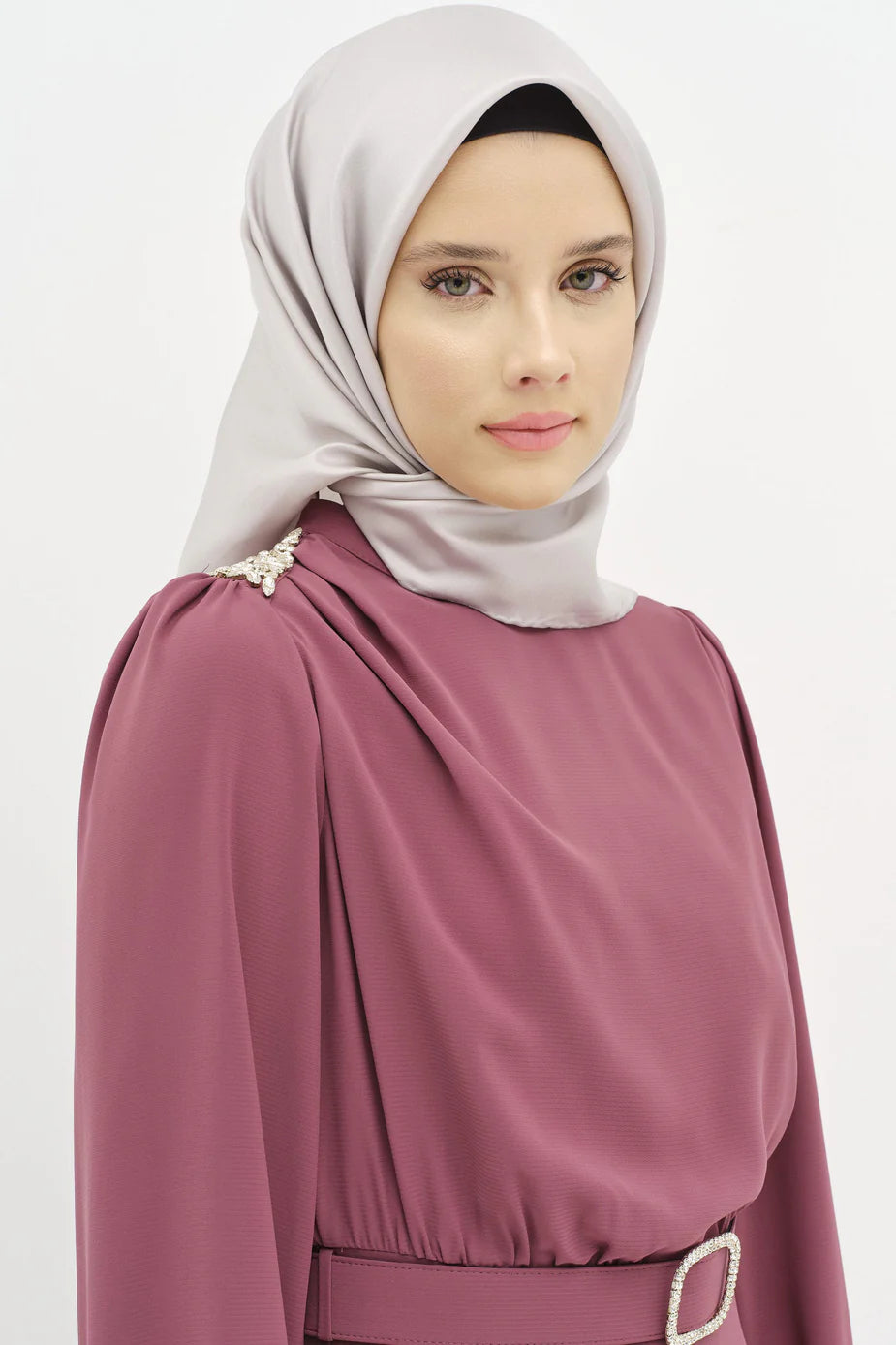 Robe avec ceinturée et détails en pierre