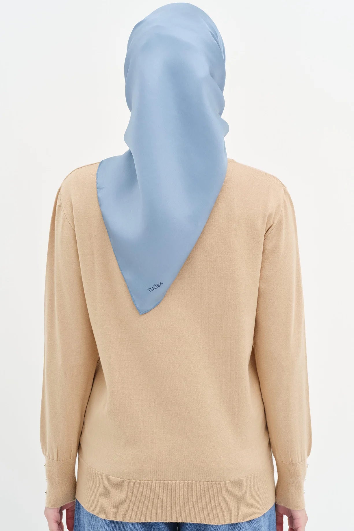 Pull détaillé avec boutons et manches