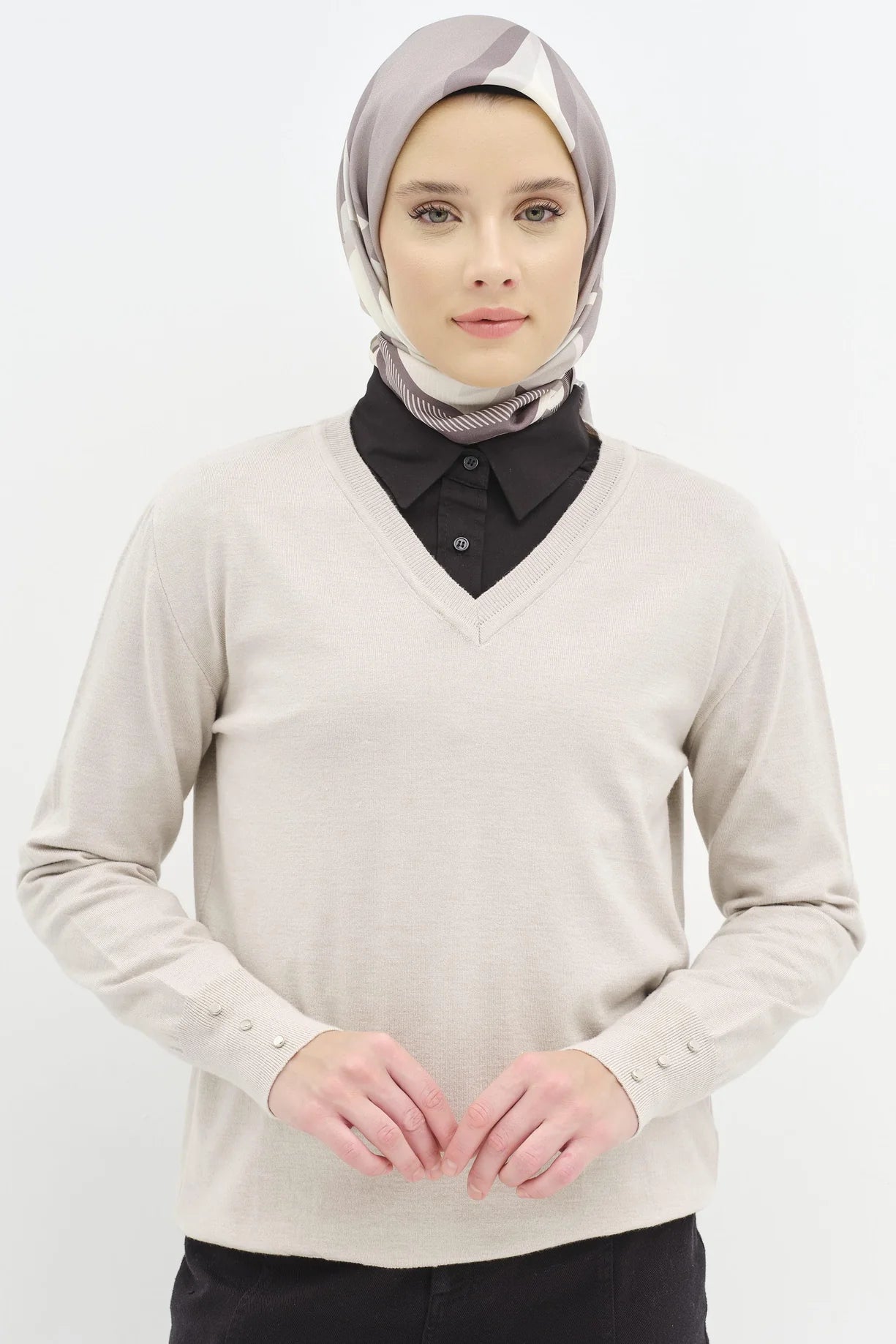 Pull détaillé avec boutons et manches