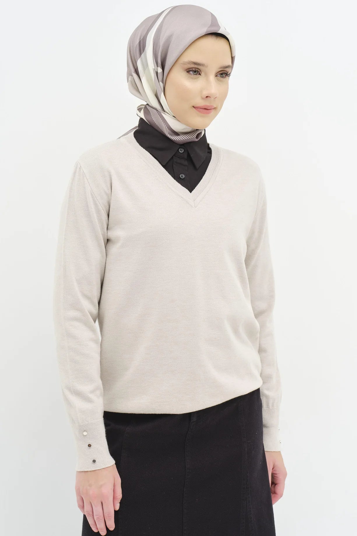Pull détaillé avec boutons et manches