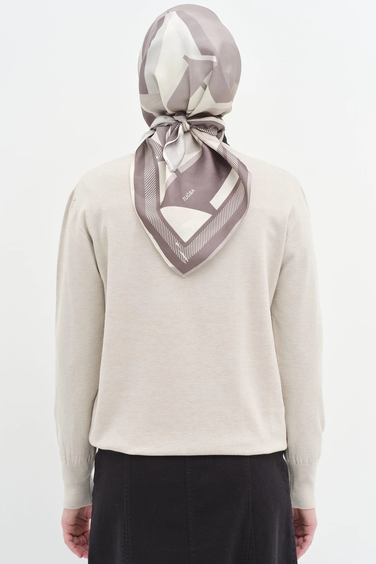 Pull détaillé avec boutons et manches