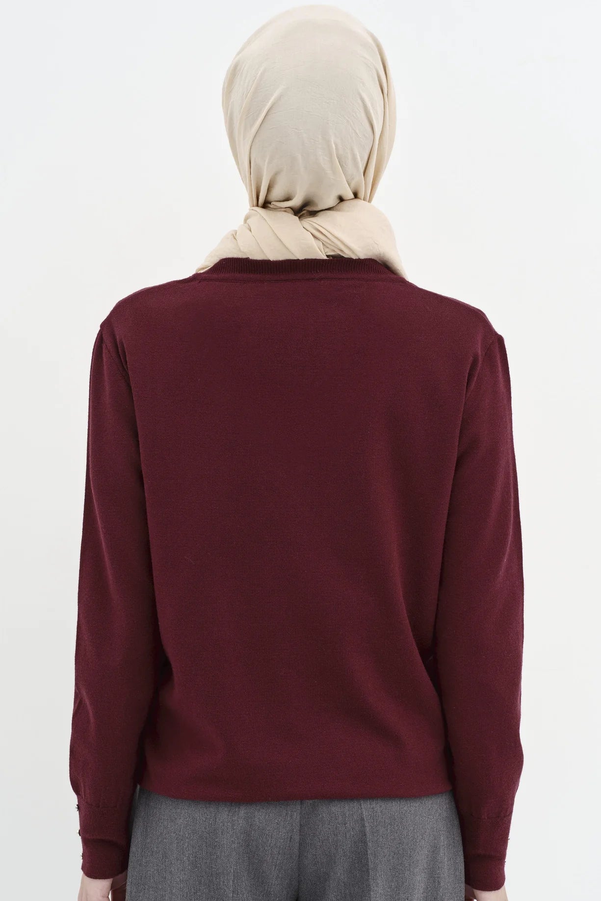 Pull détaillé avec boutons et manches