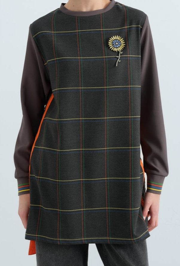 Sweat avec détaille à carreaux et accessoires en pierre