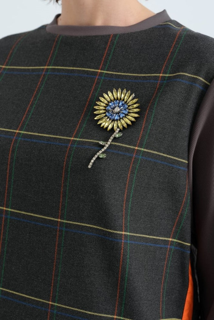 Sweat avec détaille à carreaux et accessoires en pierre