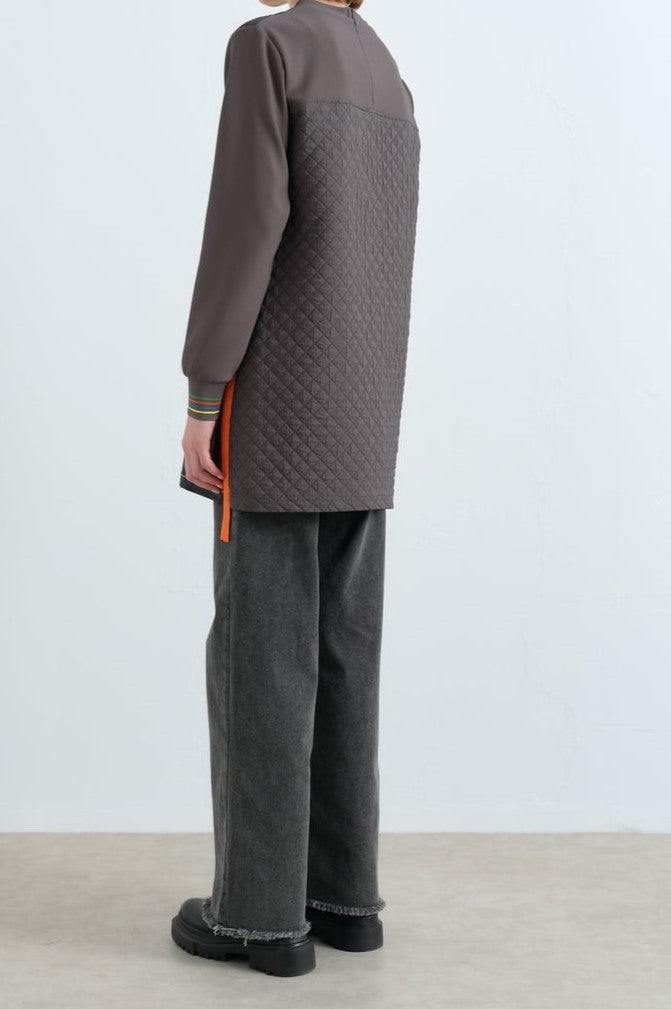 Sweat avec détaille à carreaux et accessoires en pierre