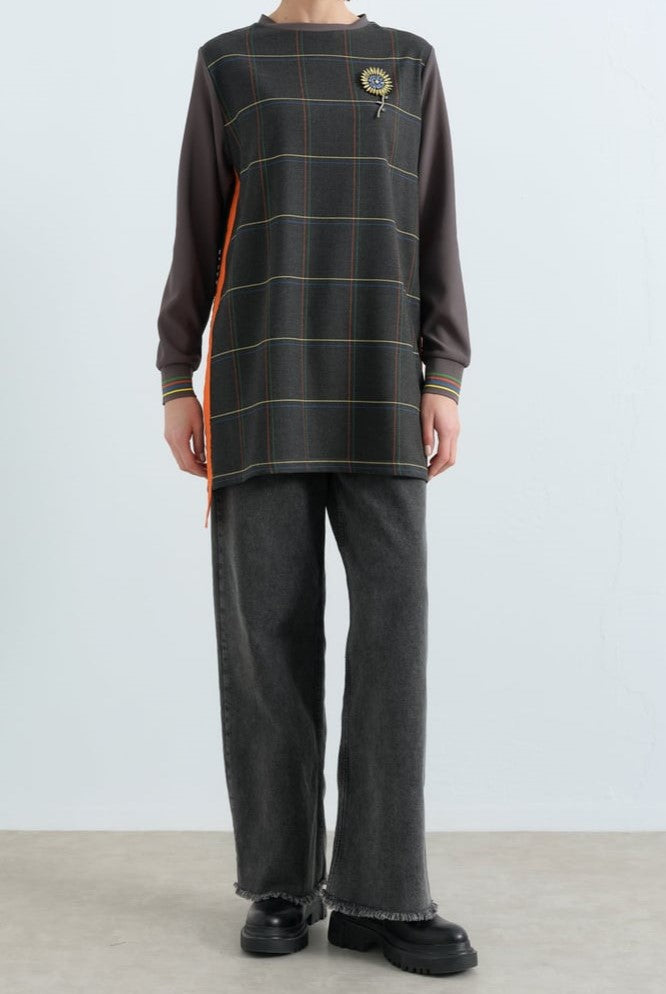 Sweat avec détaille à carreaux et accessoires en pierre