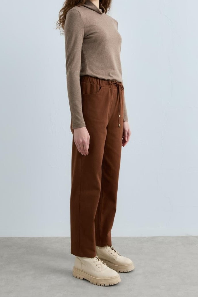 Pantalon carotte en gabardine à lacets à la taille
