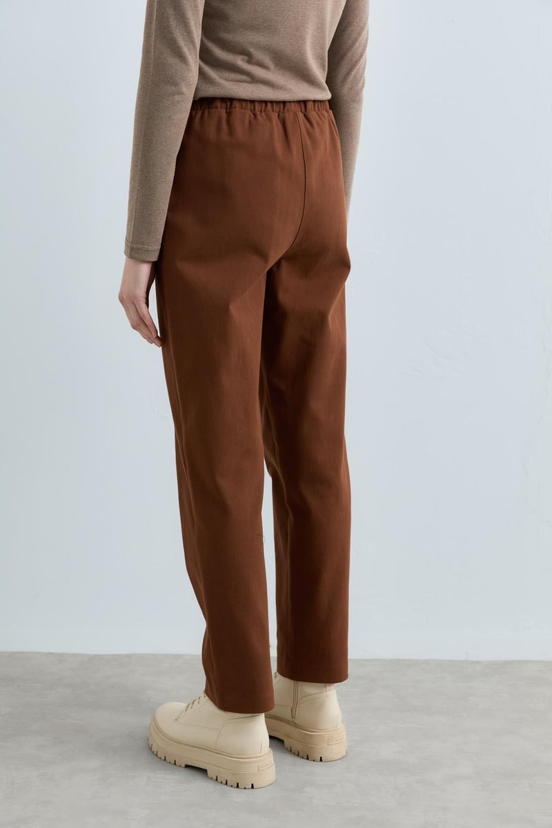 Pantalon carotte en gabardine à lacets à la taille