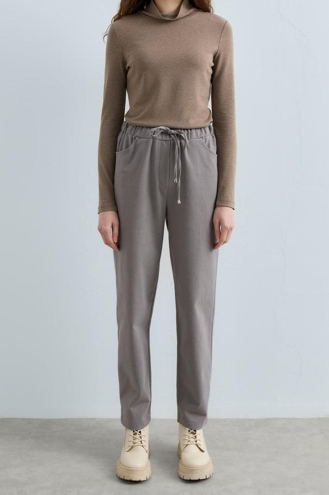 Pantalon carotte en gabardine à lacets à la taille