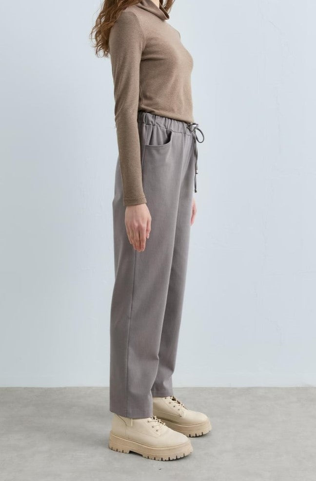 Pantalon carotte en gabardine à lacets à la taille