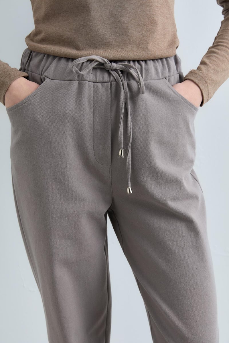 Pantalon carotte en gabardine à lacets à la taille