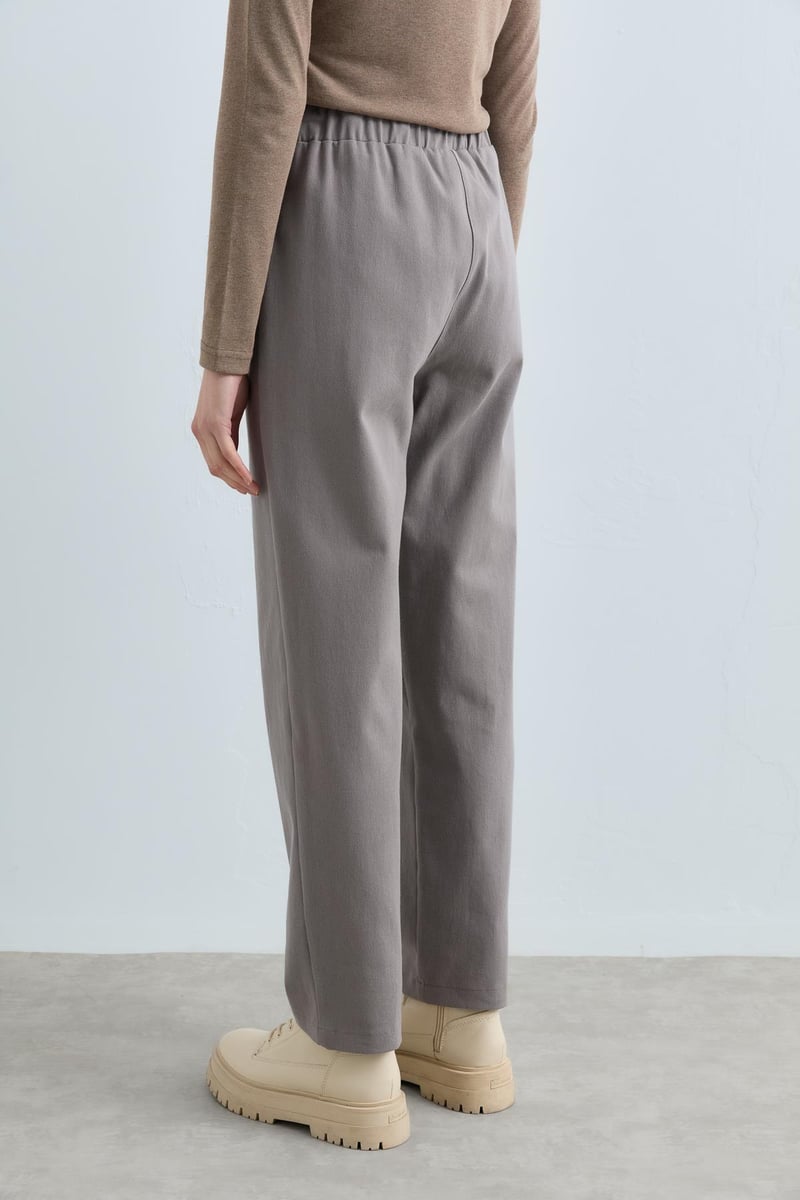 Pantalon carotte en gabardine à lacets à la taille