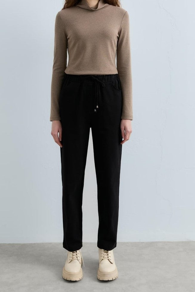 Pantalon carotte en gabardine à lacets à la taille