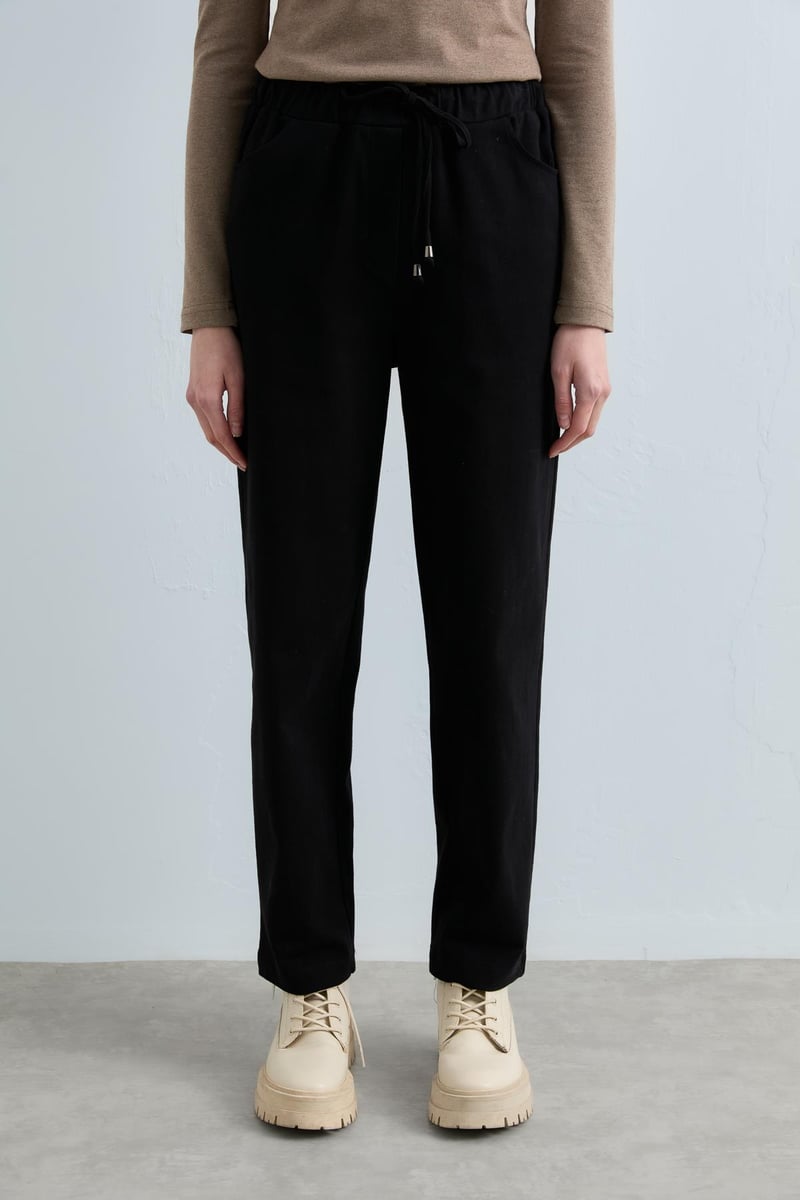 Pantalon carotte en gabardine à lacets à la taille