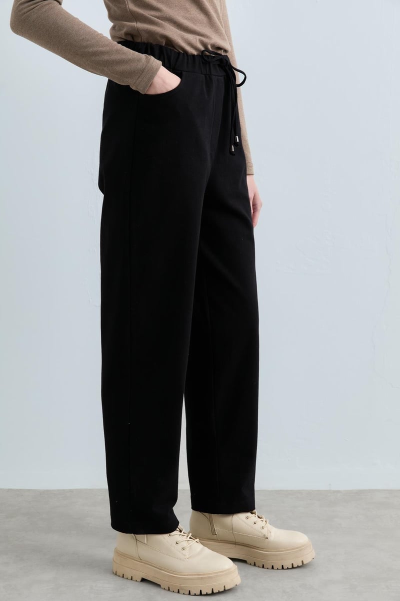 Pantalon carotte en gabardine à lacets à la taille