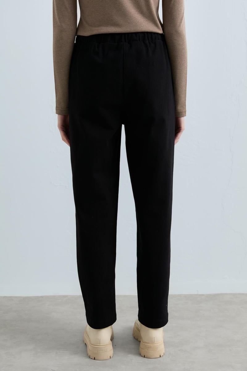 Pantalon carotte en gabardine à lacets à la taille