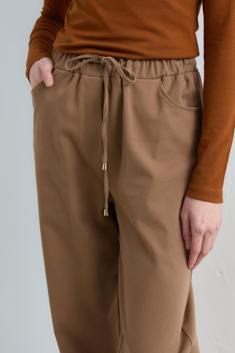 Pantalon carotte en gabardine à lacets à la taille