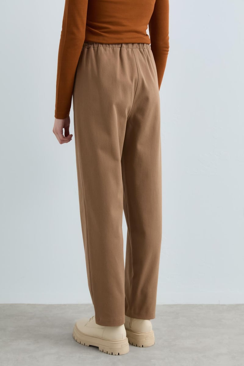 Pantalon carotte en gabardine à lacets à la taille