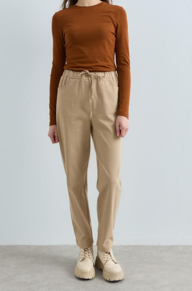 Pantalon carotte en gabardine à lacets à la taille