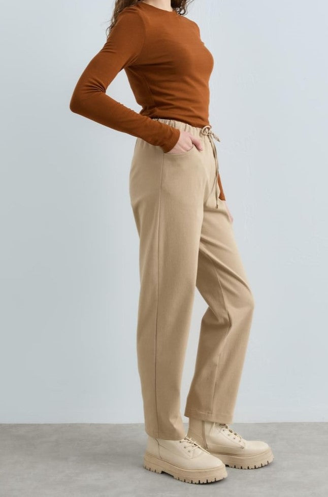 Pantalon carotte en gabardine à lacets à la taille