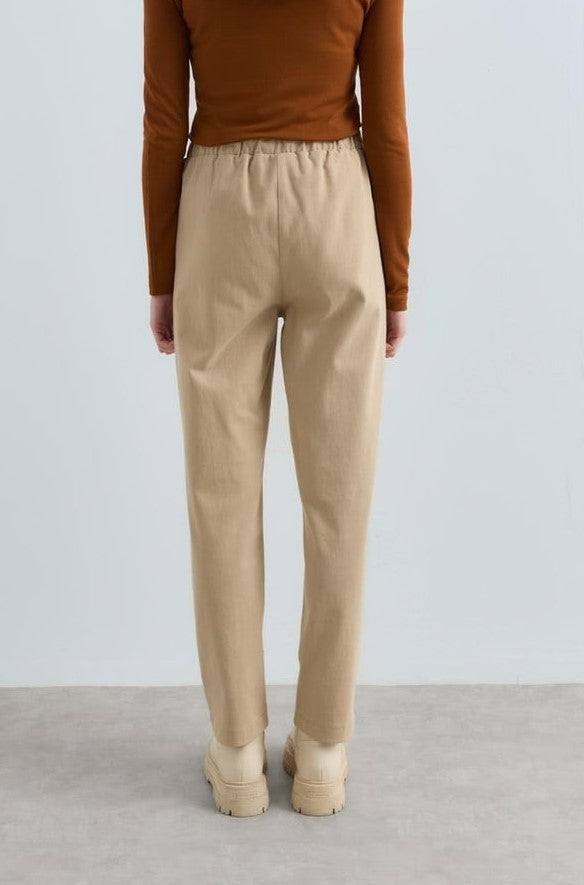 Pantalon carotte en gabardine à lacets à la taille