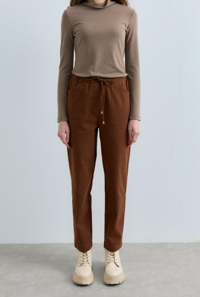 Pantalon carotte en gabardine à lacets à la taille