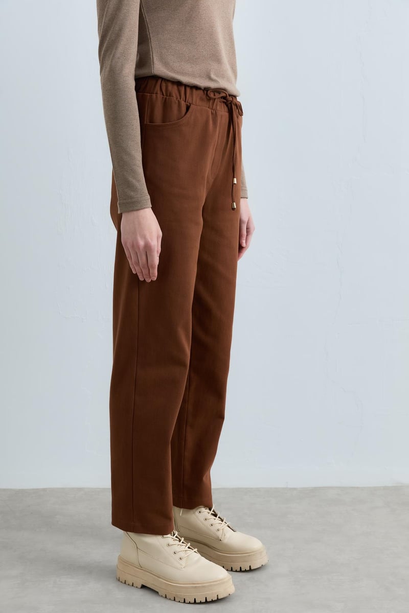 Pantalon carotte en gabardine à lacets à la taille