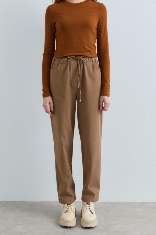 Pantalon carotte en gabardine à lacets à la taille