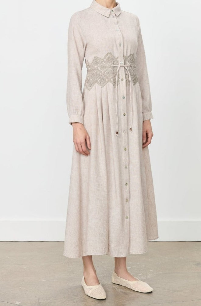 Robe en lin à motif détaillé en macramé à la taille