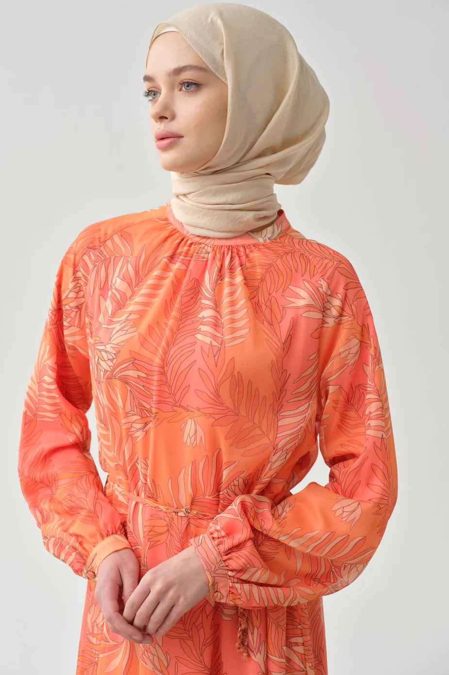 Robe en mousseline à motifs avec ceinture