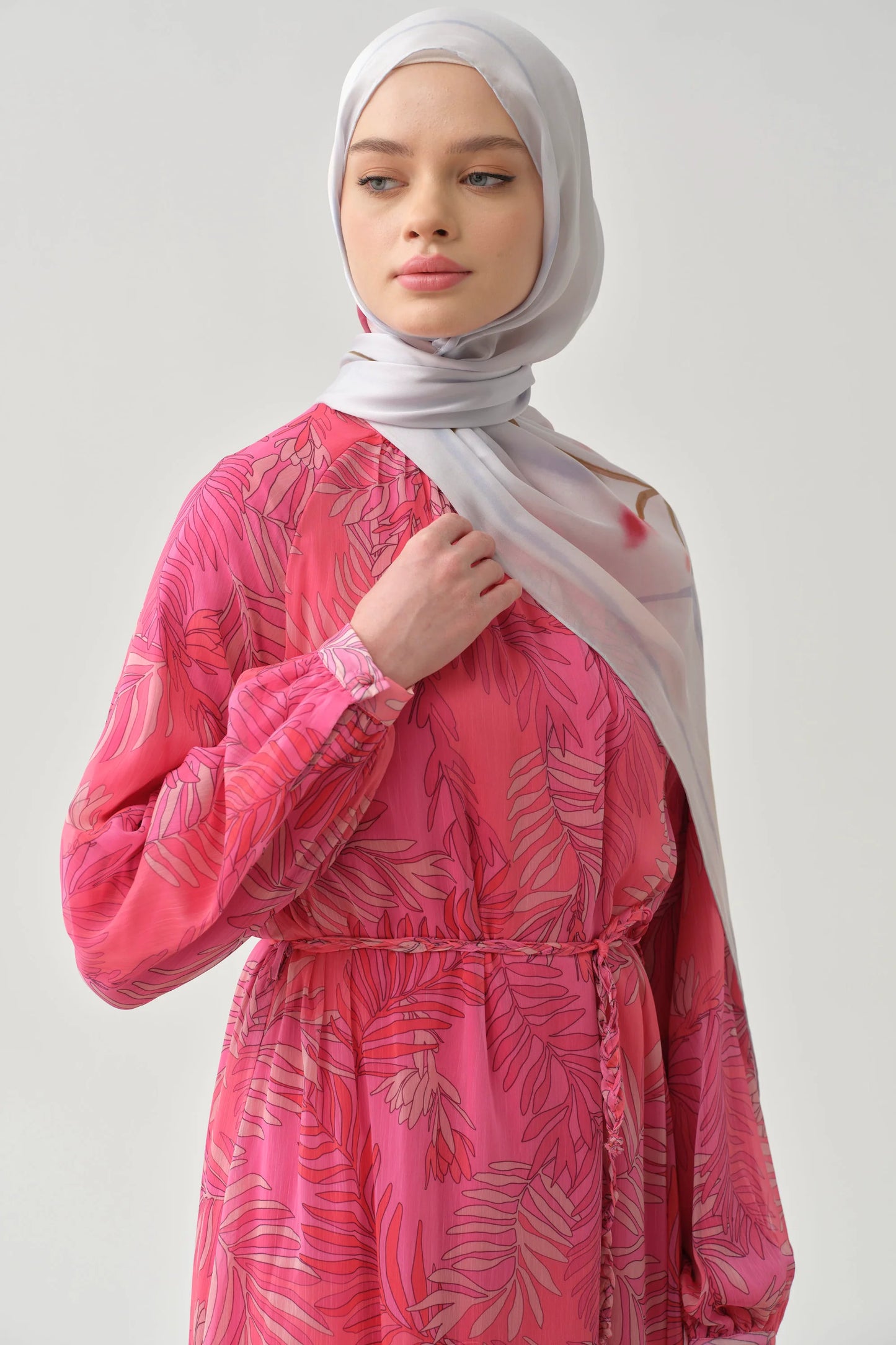 Robe en mousseline à motifs avec ceinture