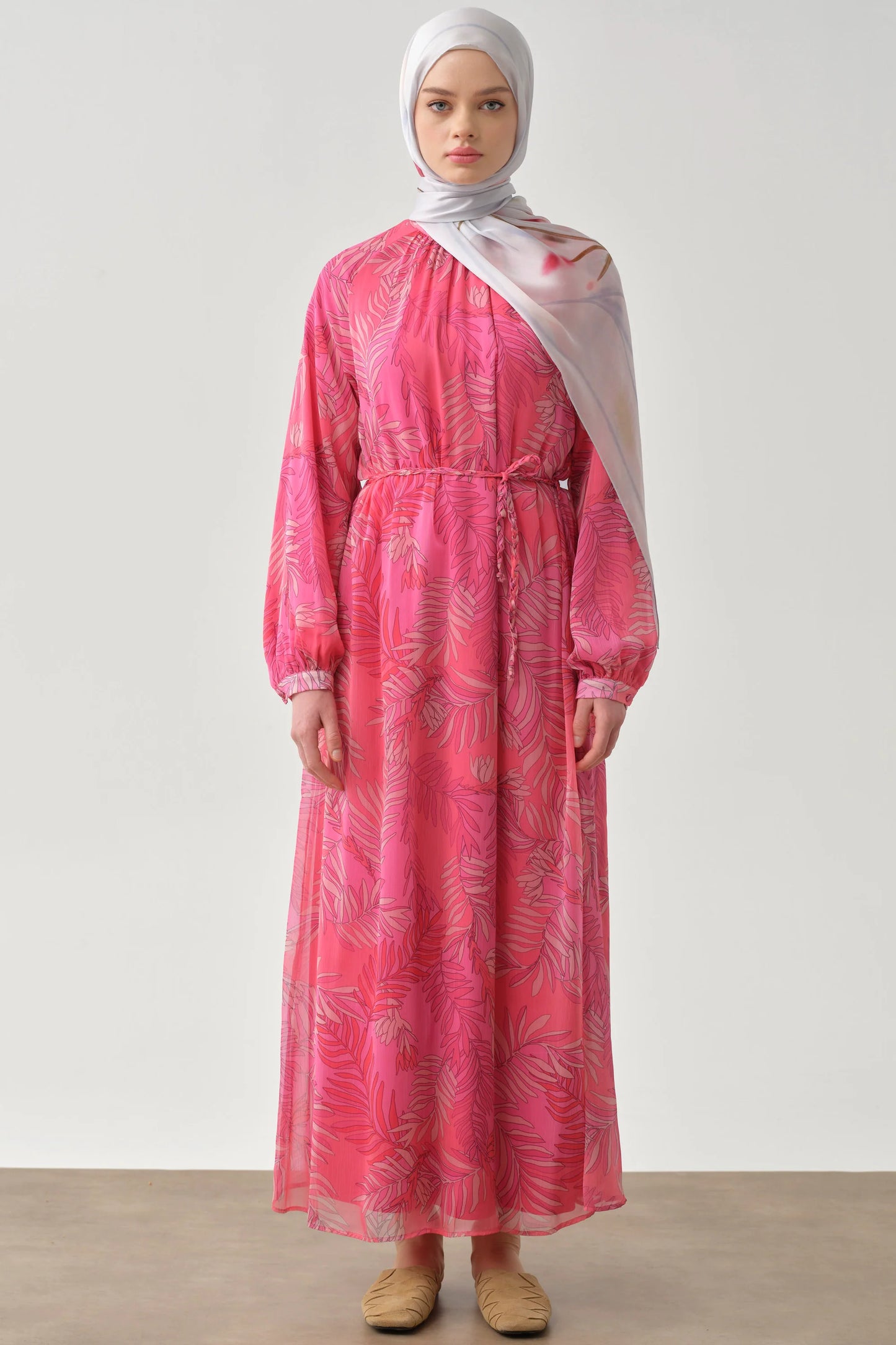 Robe en mousseline à motifs avec ceinture