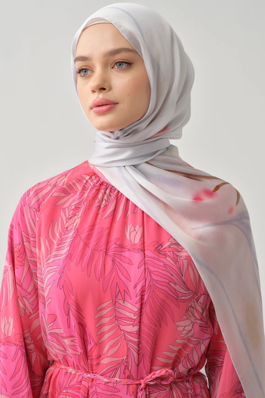Robe en mousseline à motifs avec ceinture